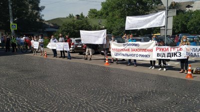 Під Луцькрадою - протест працівників ринку