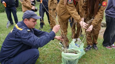 У Запоріжжі на острові Хортиця до Дня довкілля висадили сотню саджанців дуба