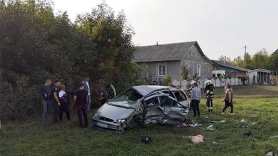 ДТП у Волочиському районі: у важкому стані знаходиться 32-річна водійка легковика