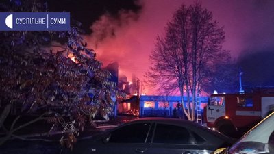 У Сумах на вулиці Н. Холодногірській горить двоповерховий будинок (ФОТО) У Сумах на вулиці Н. Холодногірській горить двоповерховий будинок (ФОТО)