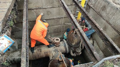 У Луцьку ремонтують центральний водогін: частина міста на день без води У Луцьку ремонтують центральний водогін: частина міста на день без води