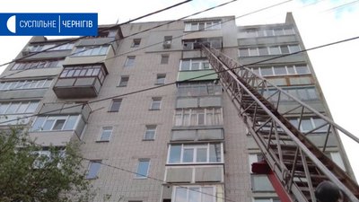 У Чернігові під час пожежі в квартирі господарка отруїлась газом, 15 людей евакуювали У Чернігові під час пожежі в квартирі господарка отруїлась газом, 15 людей евакуювали