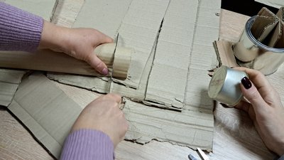 «Зірочки» й «равлики». У Дніпрі на майстер-класі вчилися робити окопні свічки – фоторепортаж «Зірочки» й «равлики». У Дніпрі на майстер-класі вчилися робити окопні свічки – фоторепортаж