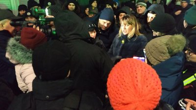 На Центральному ринку у Луцьку муніципали демонтують паркан На Центральному ринку у Луцьку муніципали демонтують паркан
