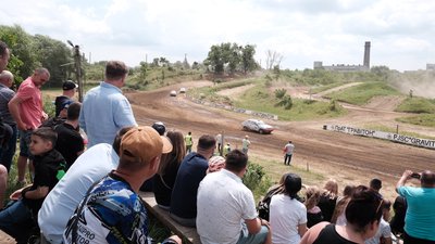 Пил на старті та півсотні учасників. Як у Чернівцях відбувався Чемпіонат України з автокросу Пил на старті та півсотні учасників. Як у Чернівцях відбувався Чемпіонат України з автокросу