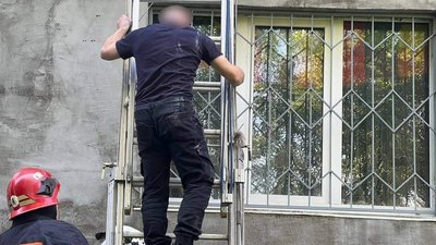 Cпускався з п'ятого поверху: у Бердичеві рятувальники допомогли чоловіку Cпускався з п'ятого поверху: у Бердичеві рятувальники допомогли чоловіку