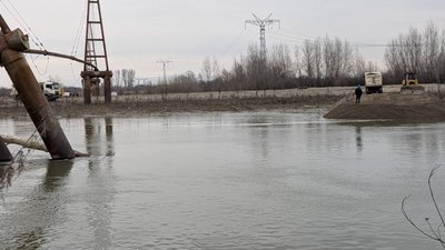 На Закарпатті тривають роботи з опорою газопроводу, яку підмив паводок