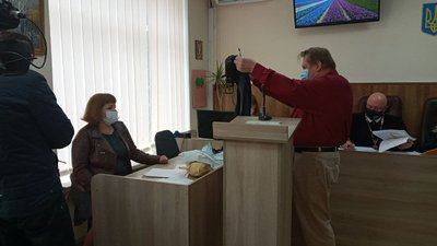 Адвокат Андрій Євдокименко демонструє речові докази для прокурорки Адвокат Андрій Євдокименко демонструє речові докази для прокурорки