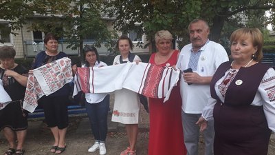 На Херсонщині зустрілися 25 родин загиблих бійців. Приїхали з усієї України до Скадовська На Херсонщині зустрілися 25 родин загиблих бійців. Приїхали з усієї України до Скадовська