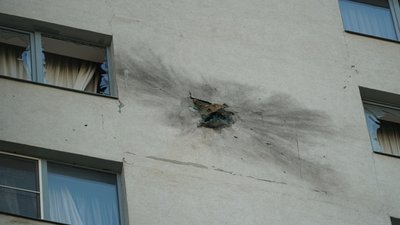 Уламки дрона в стіні багатоповерхівки