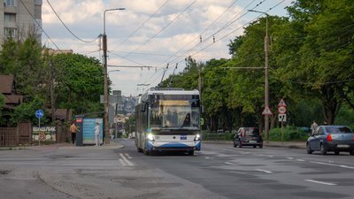 тролейбус, вулиця