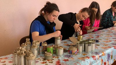 Волонтери виготовляють окопні свічки Волонтери виготовляють окопні свічки