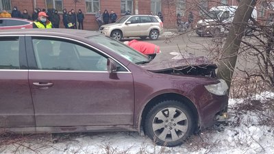 ДТП в центрі Житомира – водію стало зле за кермом і він в'їхав у дерево ДТП в центрі Житомира – водію стало зле за кермом і він в'їхав у дерево