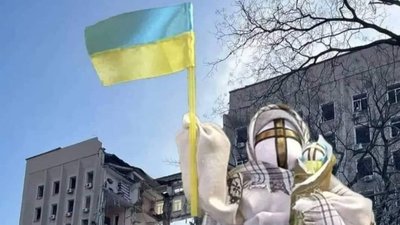 Миколаївська мисткиня створює "бойові" ляльки-мотанки