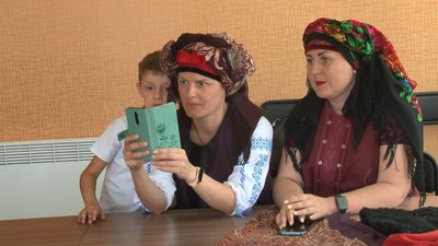 "Це як поема для українки": у черкаському музеї вчили зав'язувати хустки "Це як поема для українки": у черкаському музеї вчили зав'язувати хустки