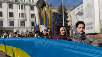 Заспівали гімн та підняли прапори. На Центральній площі в Чернівцях відзначили День єднання Заспівали гімн та підняли прапори. На Центральній площі в Чернівцях відзначили День єднання