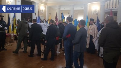 У Сєвєродонецьку прощаються із загиблим командиром батальйону "Луганськ-1" У Сєвєродонецьку прощаються із загиблим командиром батальйону "Луганськ-1"