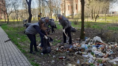 36 вантажівок сміття зібрали під час екологічної толоки у Луцькій громаді 36 вантажівок сміття зібрали під час екологічної толоки у Луцькій громаді