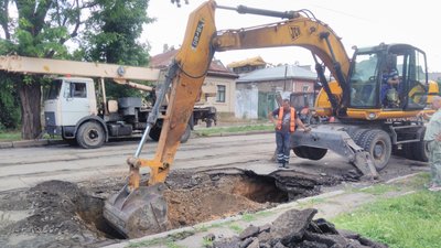 На самопливному каналізаційному колекторі в Миколаєві сталося провалля