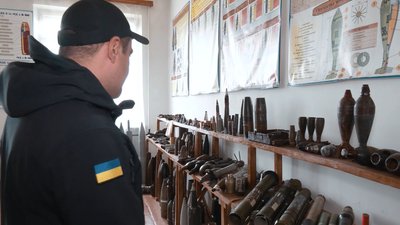 "Тільки підняв і вона спрацювала". Сапер розповів про небезпеку від нерозірваних мін "Тільки підняв і вона спрацювала". Сапер розповів про небезпеку від нерозірваних мін