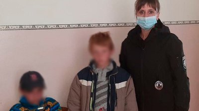 З пліснявою та без їжі. Прикарпатські правоохоронці забрали у батьків двох дітей З пліснявою та без їжі. Прикарпатські правоохоронці забрали у батьків двох дітей