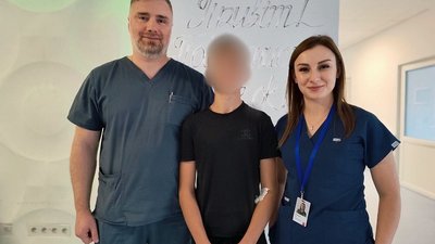 14-річний Іван з медиками лікарні