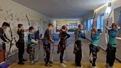 Хмельницькі лучники під час Кубка ДЮСШ № 3 зі стрільби з лука в приміщенні
