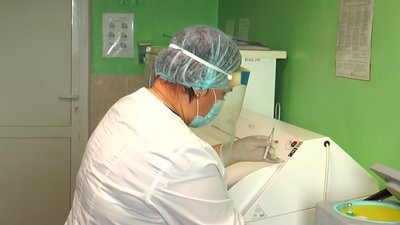 "Почали вакцинацію вчителів". Як на Луганщині працює стаціонарний пункт щеплення від COVID-19 "Почали вакцинацію вчителів". Як на Луганщині працює стаціонарний пункт щеплення від COVID-19