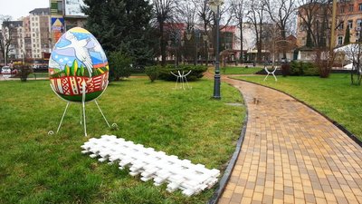 У Вінниці до Великодня встановили півтораметрові писанки