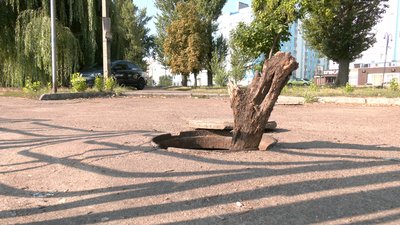 У Черкасах дівчина упала в каналізаційний люк У Черкасах дівчина упала в каналізаційний люк