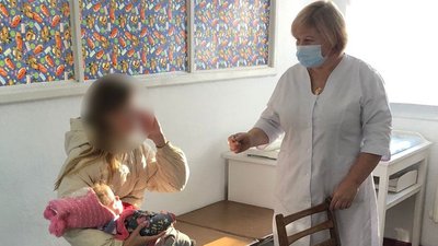 Дитину обстежують медики Дитину обстежують медики