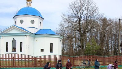 Люди провели захисника в останню путь живим коридором стоячи на колінах Люди провели захисника в останню путь живим коридором стоячи на колінах