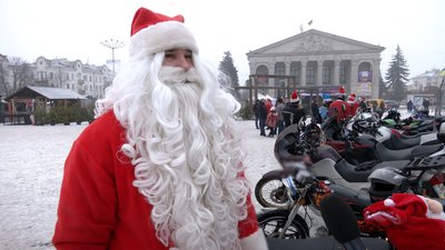 Щоб створити святковий настрій: у Чернігові відбувся новорічний мотопробіг Щоб створити святковий настрій: у Чернігові відбувся новорічний мотопробіг