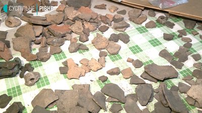 Рівненський археолог продемонстрував етапи реставрації кераміки Рівненський археолог продемонстрував етапи реставрації кераміки