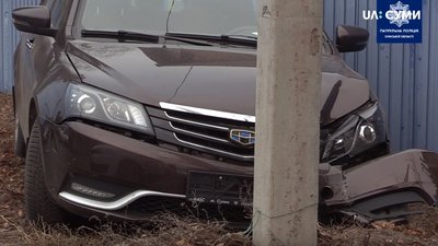 У Сумах автівка врізалась в електроопору, травмувалась пасажирка