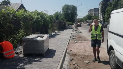 У Житомирі робітники ремонтують тротуари за бюджетні кошти у жилетках з написом прізвища депутата У Житомирі робітники ремонтують тротуари за бюджетні кошти у жилетках з написом прізвища депутата