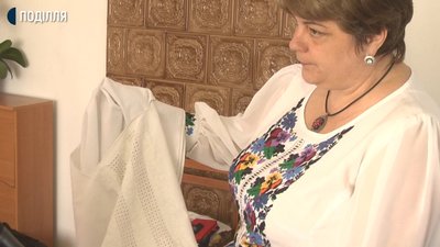 На нашу зустріч майстриня одягла власноруч помережану й вишиту різнокольоровими квітами сорочку На нашу зустріч майстриня одягла власноруч помережану й вишиту різнокольоровими квітами сорочку