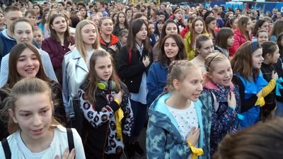 У Дніпрі відзначили День Державного Гімну масовим виконанням його на площі (ФОТО)