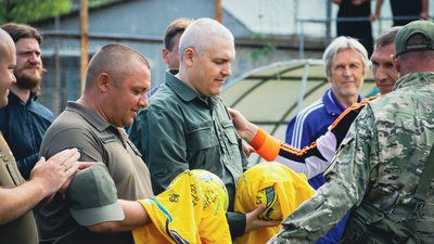 Одеські нацгвардійці зіграли благодійний футбольний матч разом із ветеранами "Чорноморця" Одеські нацгвардійці зіграли благодійний футбольний матч разом із ветеранами "Чорноморця"