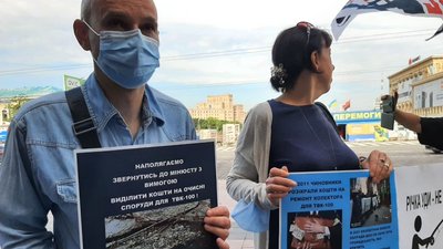 Біля Харківської обладміністрації одночасно влаштували три пікети Біля Харківської обладміністрації одночасно влаштували три пікети