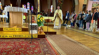 Евакуйовані дніпряни освятили паски у французькому місті Ансі Евакуйовані дніпряни освятили паски у французькому місті Ансі