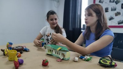 В мистецькій школі учні ліплять героїв мультфільмів В мистецькій школі учні ліплять героїв мультфільмів