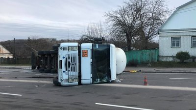 У Житомирі перекинулася автоцистерна з газом – 12 людей евакуювали, рух вулицею перекрили