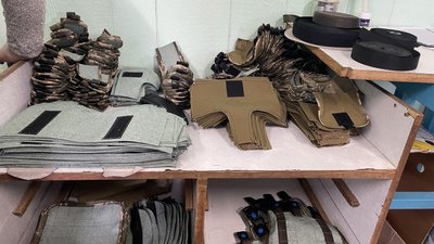 У Полтаві швачки-волонтерки відшивають розвантажувальні жилети, балаклави та білизну У Полтаві швачки-волонтерки відшивають розвантажувальні жилети, балаклави та білизну