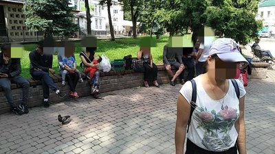 Пили алкоголь та чіплялися до людей. У Франківськ заїхала група людей, які жебракують