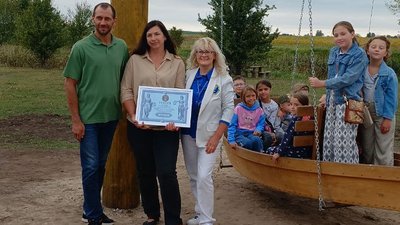 Юрій та Катерина Веремчуки біля найвищої гойдалки