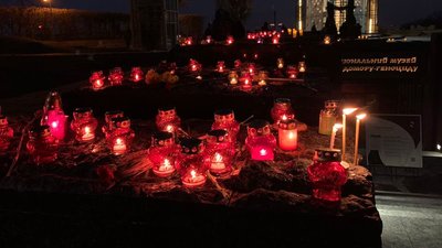 Кияни вшанували пам'ять загиблих біля меморіалу жертв Голодоморів