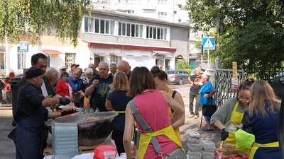 Волонтери, "Жовтий фартух", роздача їжі