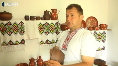 Глиняний посуд за місцевою технологією виготовляє гончар з Хмельниччини