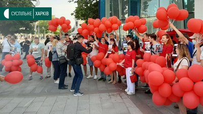 У Харкові обкидали яйцями учасників акції на підтримку побитого координатора партії Шарія У Харкові обкидали яйцями учасників акції на підтримку побитого координатора партії Шарія